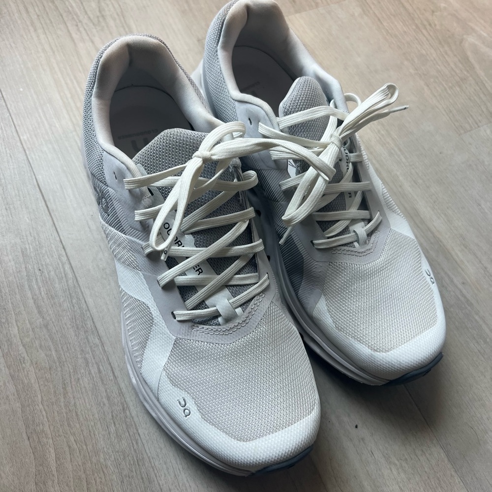 On Cloudrunner US W10 white, barely used